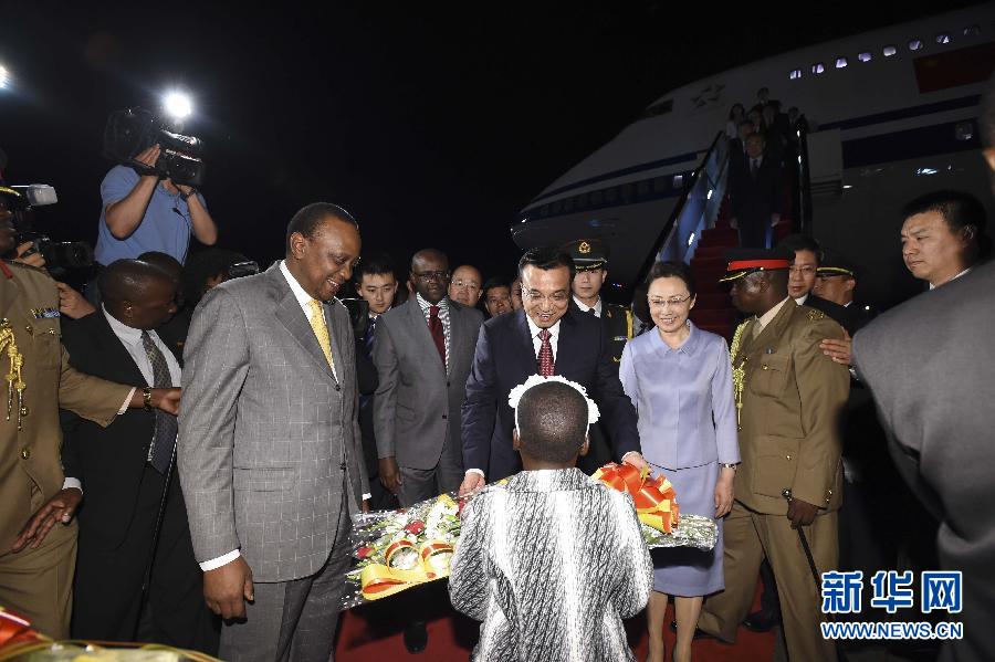 5月9日，應(yīng)肯尼亞總統(tǒng)肯雅塔邀請(qǐng)，中國(guó)國(guó)務(wù)院總理李克強(qiáng)乘專(zhuān)機(jī)抵達(dá)內(nèi)羅畢肯雅塔國(guó)際機(jī)場(chǎng)，開(kāi)始對(duì)肯尼亞進(jìn)行正式訪問(wèn)。李克強(qiáng)總理夫人程虹同機(jī)抵達(dá)?？夏醽喛偨y(tǒng)肯雅塔和副總統(tǒng)魯托率肯政府高級(jí)官員到機(jī)場(chǎng)迎接。這是肯尼亞兒童向李克強(qiáng)夫婦獻(xiàn)上鮮花。新華社記者李學(xué)仁攝 