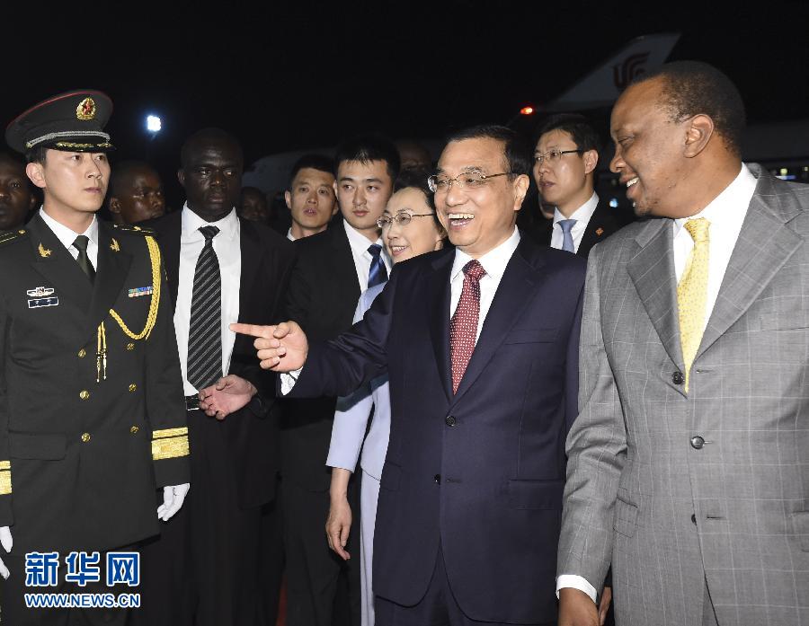 5月9日，應(yīng)肯尼亞總統(tǒng)肯雅塔邀請(qǐng)，中國(guó)國(guó)務(wù)院總理李克強(qiáng)乘專(zhuān)機(jī)抵達(dá)內(nèi)羅畢肯雅塔國(guó)際機(jī)場(chǎng)，開(kāi)始對(duì)肯尼亞進(jìn)行正式訪問(wèn)。李克強(qiáng)總理夫人程虹同機(jī)抵達(dá)。肯尼亞總統(tǒng)肯雅塔和副總統(tǒng)魯托率肯政府高級(jí)官員到機(jī)場(chǎng)迎接。新華社記者 李學(xué)仁 攝 