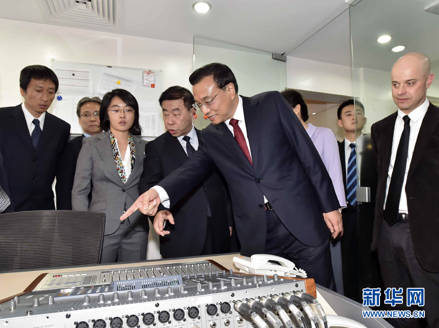 5月11日，中國國務(wù)院總理李克強在肯尼亞首都內(nèi)羅畢看望并慰問中央電視臺非洲分臺員工。 新華社記者 李濤 攝 