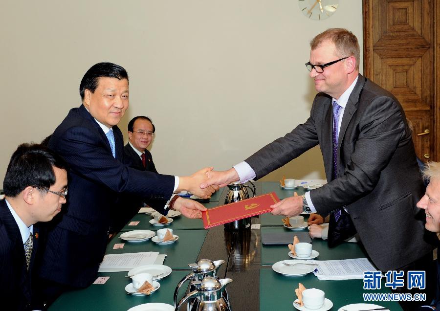 6月12日，中共中央政治局常委、中央書記處書記劉云山在赫爾辛基會見芬蘭中間黨主席西皮萊。 新華社記者饒愛民攝