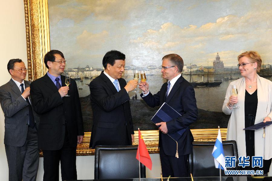 6月13日，中共中央政治局常委、中央書記處書記劉云山在赫爾辛基與赫爾辛基市長帕尤寧共同出席中芬有關(guān)文化藝術(shù)合作及交流活動的諒解備忘錄簽字儀式。新華社記者饒愛民攝 