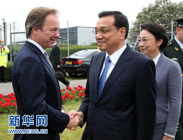 6月16日，應(yīng)英國(guó)首相卡梅倫邀請(qǐng)，國(guó)務(wù)院總理李克強(qiáng)乘專(zhuān)機(jī)抵達(dá)倫敦希思羅機(jī)場(chǎng)，開(kāi)始對(duì)英國(guó)進(jìn)行正式訪問(wèn)。李克強(qiáng)總理夫人程虹同機(jī)抵達(dá)。這是英國(guó)政府高級(jí)官員到機(jī)場(chǎng)迎接李克強(qiáng)總理和夫人。新華社記者 龐興雷 攝