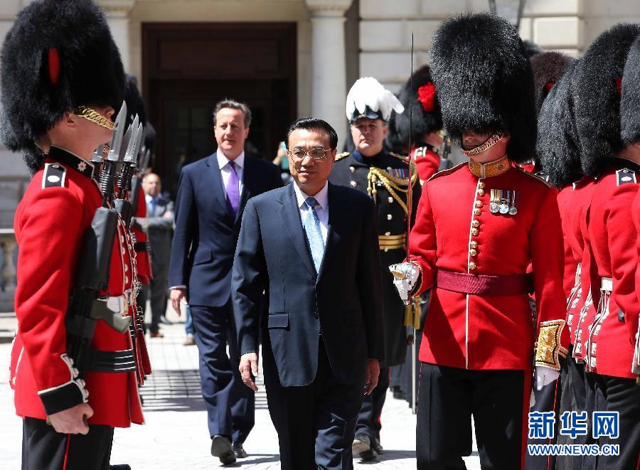 6月17日，國務(wù)院總理李克強(qiáng)在倫敦唐寧街10號(hào)首相府同英國首相卡梅倫舉行中英總理年度會(huì)晤。這是會(huì)晤前，卡梅倫為李克強(qiáng)舉行隆重的歡迎儀式。新華社記者 龐興雷 攝