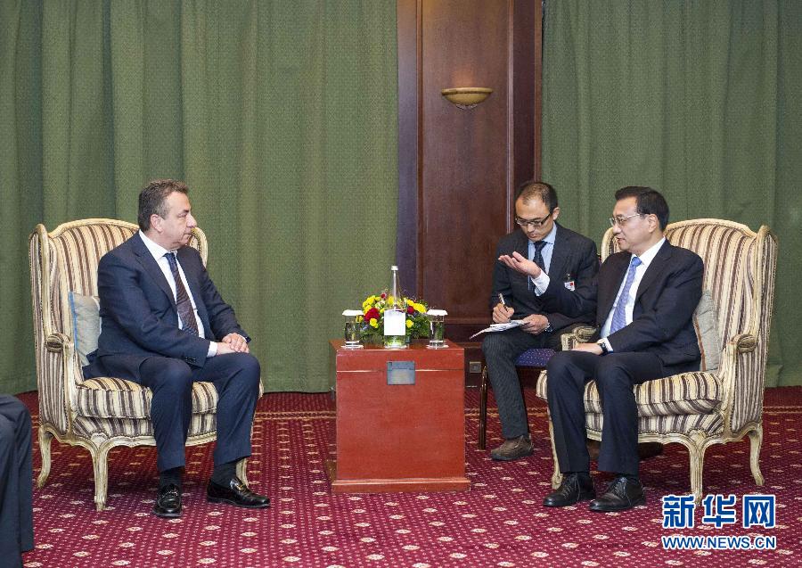 6月21日，國務(wù)院總理李克強在希臘克里特省首府伊拉克利翁會見省長阿爾納烏塔基斯。 新華社記者 王曄 攝