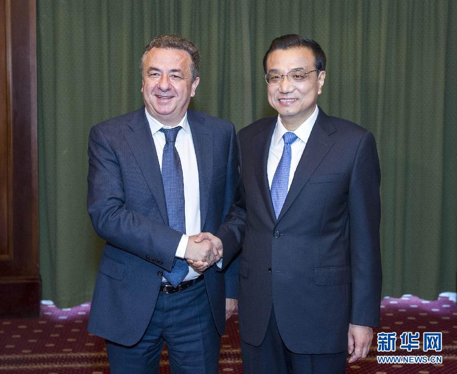 6月21日，國務(wù)院總理李克強在希臘克里特省首府伊拉克利翁會見省長阿爾納烏塔基斯。 新華社記者 王曄 攝