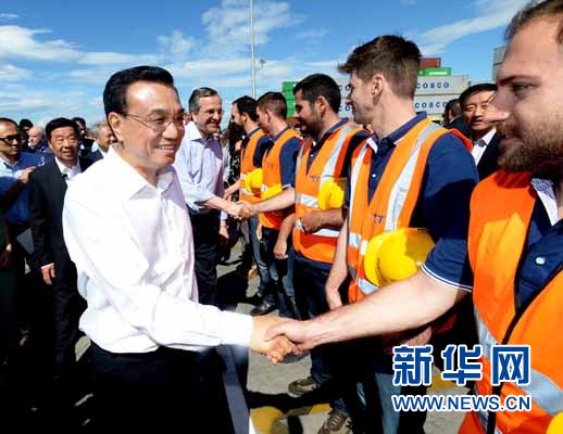 6月20日，國務院總理李克強與希臘總理薩馬拉斯共同考察中國遠洋運輸集團比雷埃夫斯集裝箱碼頭。這是李克強和薩馬拉斯來到3號碼頭，同碼頭工人親切交流。新華社記者 李濤 攝 
