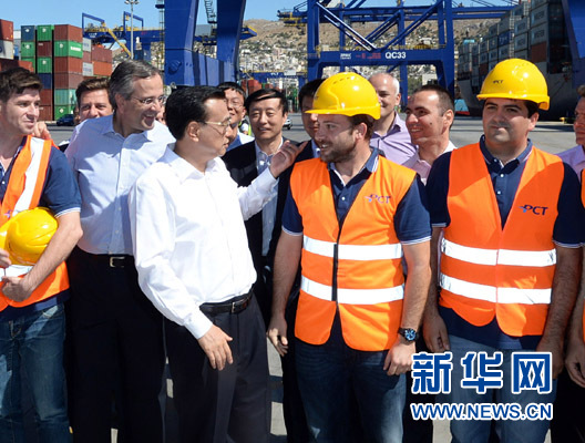 6月20日，國務院總理李克強與希臘總理薩馬拉斯共同考察中國遠洋運輸集團比雷埃夫斯集裝箱碼頭。這是李克強和薩馬拉斯來到3號碼頭，同碼頭工人親切交流。新華社記者 李濤 攝