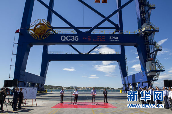 這是李克強和薩馬拉斯在3號碼頭發(fā)表講話。新華社記者 王曄 攝