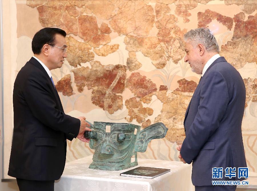 6月21日，國務(wù)院總理李克強(qiáng)與希臘總理薩馬拉斯共同出席希臘伊拉克利翁博物館新館開館儀式并發(fā)表講話。這是李克強(qiáng)向伊拉克利翁博物館贈(zèng)送三星堆出土文物復(fù)制品。新華社記者 龐興雷 攝 