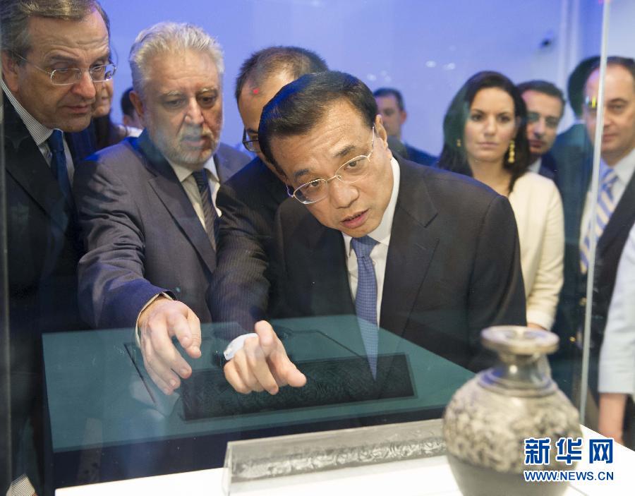  6月21日，國務(wù)院總理李克強(qiáng)與希臘總理薩馬拉斯共同出席希臘伊拉克利翁博物館新館開館儀式并發(fā)表講話。這是李克強(qiáng)在參觀博物館展品。新華社記者 黃敬文 攝 