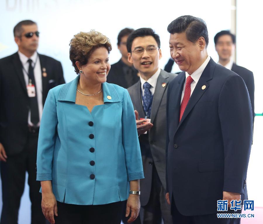 7月15日，國家主席習(xí)近平在巴西福塔萊薩出席金磚國家領(lǐng)導(dǎo)人第六次會(huì)晤。這是巴西總統(tǒng)羅塞夫迎接習(xí)近平主席。 新華社記者 蘭紅光 攝 