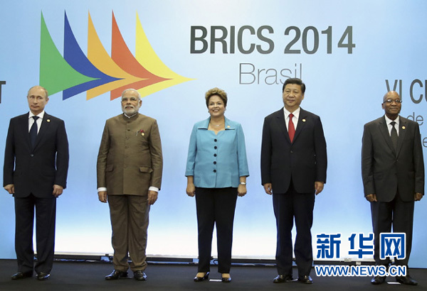  7月15日，國家主席習(xí)近平在巴西福塔萊薩出席金磚國家領(lǐng)導(dǎo)人第六次會(huì)晤。這是金磚國家領(lǐng)導(dǎo)人集體合影。 新華社記者蘭紅光攝