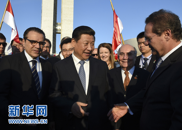 7月16日，國家主席習近平在巴西利亞會見巴西參議長卡列羅斯（前右）和眾議長阿爾維斯（前左）。 新華社記者 李學仁 攝 