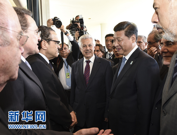 7月16日，國家主席習近平在巴西利亞會見巴西參議長卡列羅斯和眾議長阿爾維斯。這是兩院議長迎接習近平主席，并介紹議員代表。 新華社記者李學仁 攝 