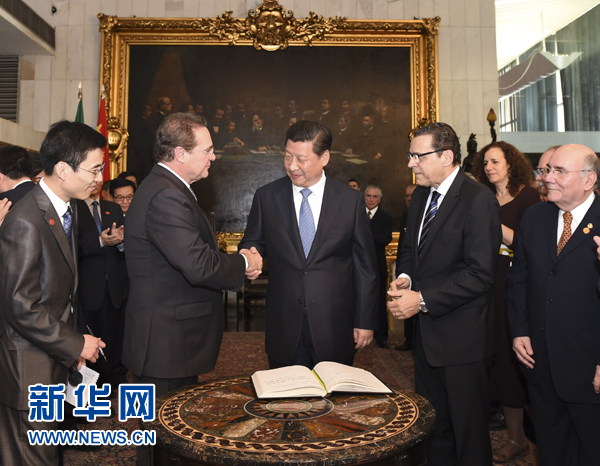 7月16日，國家主席習近平在巴西利亞會見巴西參議長卡列羅斯（前排左二）和眾議長阿爾維斯（前排右二）。 新華社記者 李學仁 攝 