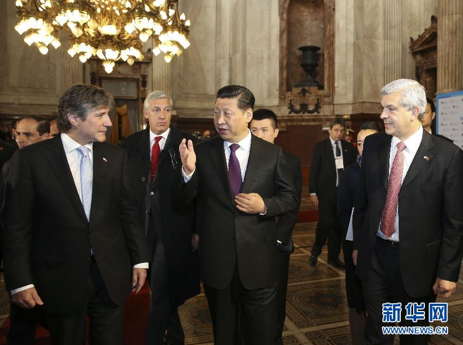 當(dāng)?shù)貢r(shí)間7月19日，國家主席習(xí)近平在布宜諾斯艾利斯會見阿根廷副總統(tǒng)兼參議長布杜（前左）和眾議長多明格斯（前右）。 新華社記者丁林?jǐn)z 