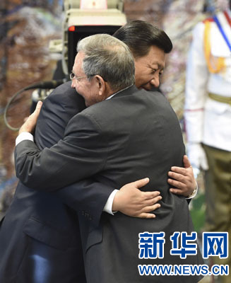 當(dāng)?shù)貢r(shí)間7月22日，國家主席習(xí)近平在哈瓦那接受古巴政府授予的&ldquo;何塞&middot;馬蒂&rdquo;勛章。古巴國務(wù)委員會(huì)主席兼部長會(huì)議主席勞爾&middot;卡斯特羅為習(xí)近平佩戴勛章。新華社記者馬占成攝