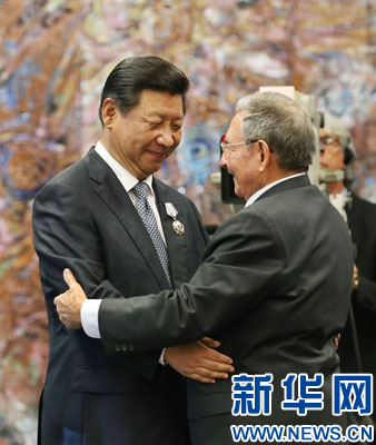 當(dāng)?shù)貢r(shí)間7月22日，國家主席習(xí)近平在哈瓦那接受古巴政府授予的&ldquo;何塞&middot;馬蒂&rdquo;勛章。古巴國務(wù)委員會(huì)主席兼部長會(huì)議主席勞爾&middot;卡斯特羅為習(xí)近平佩戴勛章。新華社記者劉衛(wèi)兵攝