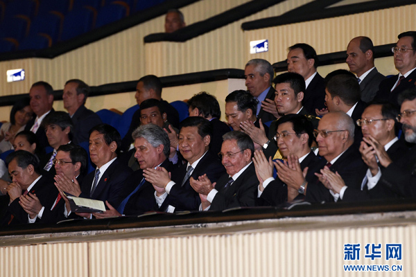      出當(dāng)?shù)貢r間7月22日，國家主席習(xí)近平在哈瓦那與古巴國務(wù)委員會主席兼部長會議主席勞爾&middot;卡斯特羅共同觀看中古芭蕾舞聯(lián)合演出。新華社記者李學(xué)仁攝 