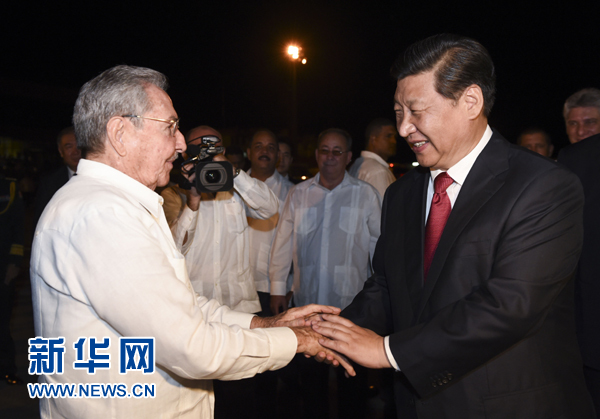 當?shù)貢r間7月23日，國家主席習(xí)近平結(jié)束對古巴的訪問，離開圣地亞哥，啟程回國。這是古巴國務(wù)委員會主席兼部長會議主席勞爾&middot;卡斯特羅到機場為習(xí)近平送行。新華社記者 李學(xué)仁 攝 