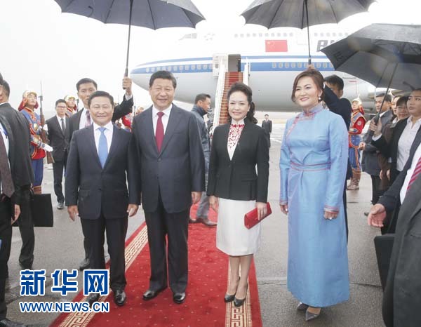 8月21日，國(guó)家主席習(xí)近平抵達(dá)烏蘭巴托，開(kāi)始對(duì)蒙古國(guó)進(jìn)行國(guó)事訪(fǎng)問(wèn)。習(xí)近平和夫人彭麗媛在機(jī)場(chǎng)受到蒙古國(guó)總理阿勒坦呼亞格夫婦熱情迎接。新華社記者鞠鵬攝 