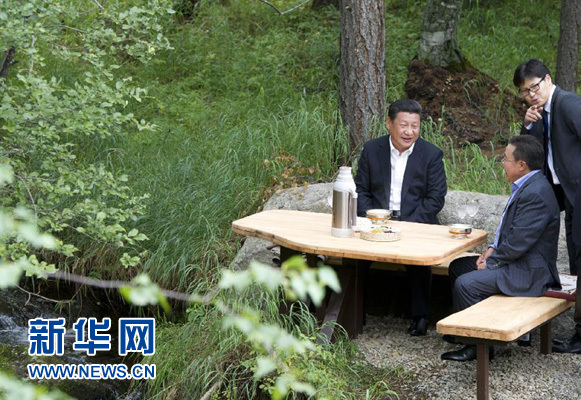 8月22日，國(guó)家主席習(xí)近平同蒙古國(guó)總統(tǒng)額勒貝格道爾吉在烏蘭巴托市郊的總統(tǒng)官邸再次會(huì)晤。這是習(xí)近平同額勒貝格道爾吉會(huì)晤后在溪畔飲茶。新華社記者 黃敬文 攝