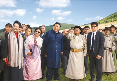 　　八月二十二日，國家主席習(xí)近平在蒙古國總統(tǒng)額勒貝格道爾吉陪同下前往烏蘭巴托市郊觀看那達慕。這是習(xí)近平和夫人彭麗媛同額勒貝格道爾吉夫婦觀看表演。新華社記者　鞠鵬攝