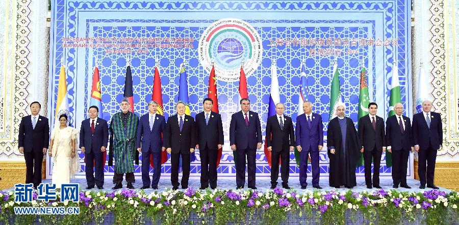 9月12日，上海合作組織成員國元首理事會第十四次會議在塔吉克斯坦首都杜尚別舉行。國家主席習(xí)近平出席會議并發(fā)表重要講話。這是與會成員國元首、觀察員國領(lǐng)導(dǎo)人或代表、主席國客人以及有關(guān)國際和地區(qū)組織代表集體合影。新華社記者李濤攝 