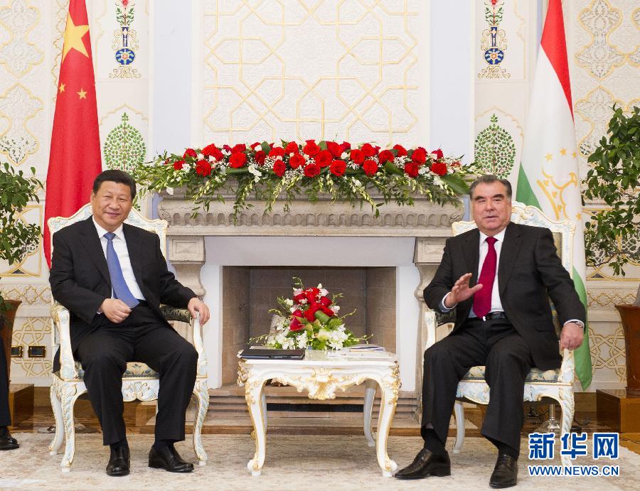 9月13日，國(guó)家主席習(xí)近平在杜尚別同塔吉克斯坦總統(tǒng)拉赫蒙舉行會(huì)談。 新華社記者黃敬文攝 