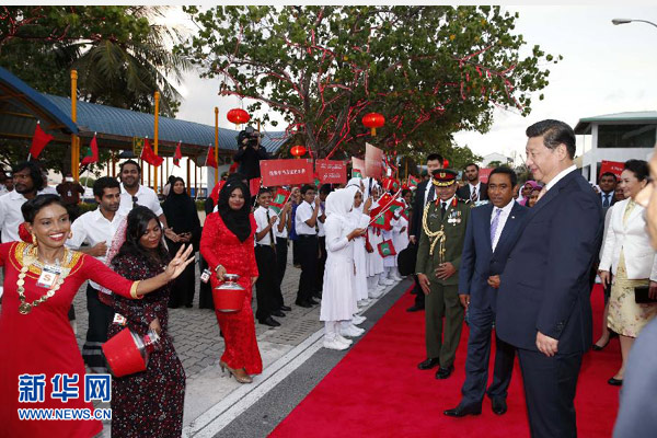 9月14日，國家主席習(xí)近平抵達馬累，開始對馬爾代夫進行國事訪問。習(xí)近平和夫人彭麗媛在機場受到馬爾代夫總統(tǒng)亞明夫婦的熱情迎接。 新華社記者 鞠鵬 攝