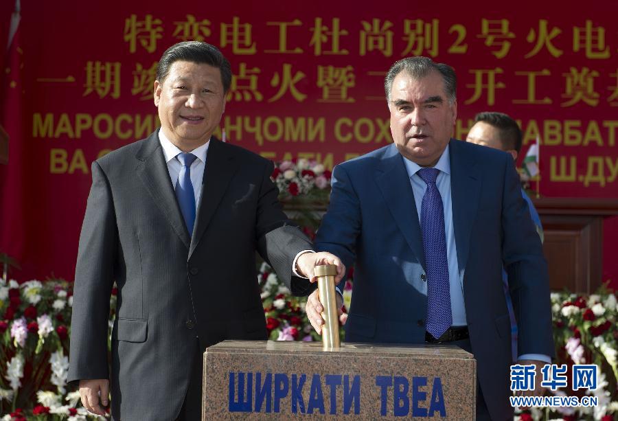 9月13日，國家主席習(xí)近平和塔吉克斯坦總統(tǒng)拉赫蒙在杜尚別共同出席中塔兩國重大合作項(xiàng)目&mdash;&mdash;杜尚別2號(hào)熱電廠一期工程竣工儀式、二期工程開工儀式。這是習(xí)近平和拉赫蒙一同將裝有兩國元首簽名二期工程奠基紀(jì)念頁的金色金屬管放入水泥墩中。 新華社記者黃敬文攝 