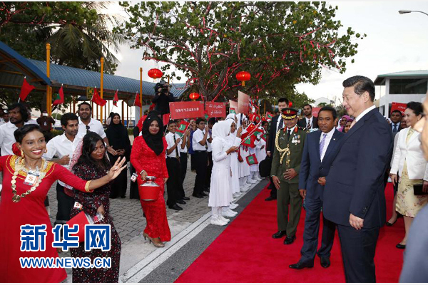  9月14日，國家主席習(xí)近平抵達馬累，開始對馬爾代夫進行國事訪問。習(xí)近平和夫人彭麗媛在機場受到馬爾代夫總統(tǒng)亞明夫婦的熱情迎接。新華社記者 鞠鵬 攝 