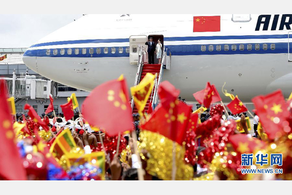 9月16日，國(guó)家主席習(xí)近平抵達(dá)科倫坡，開始對(duì)斯里蘭卡進(jìn)行國(guó)事訪問。這是習(xí)近平和夫人彭麗媛向歡迎群眾揮手致意。 新華社記者馬占成攝 