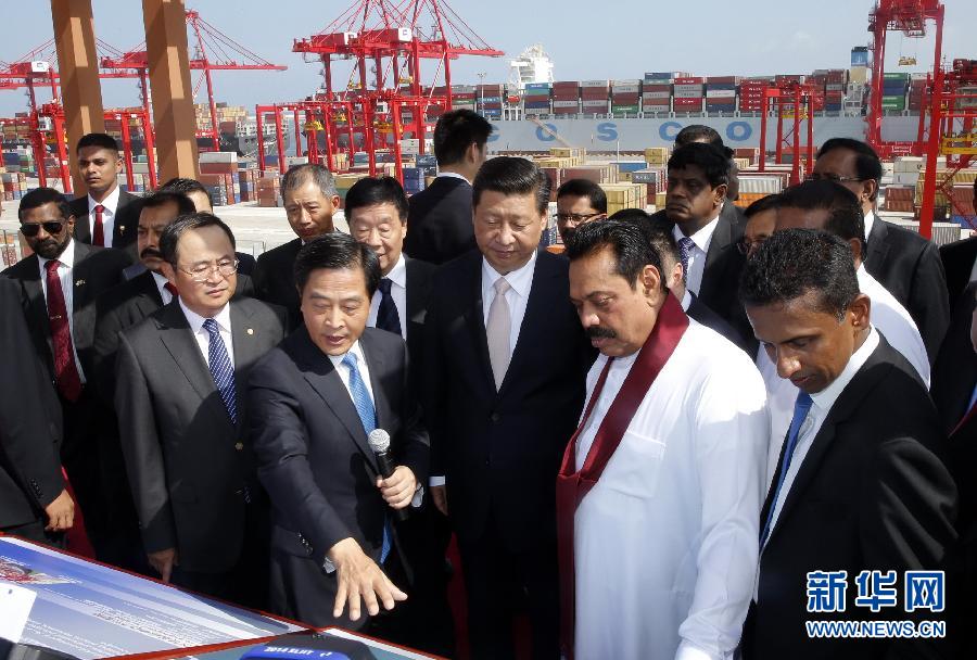 9月17日，國(guó)家主席習(xí)近平在斯里蘭卡總統(tǒng)拉賈帕克薩陪同下，考察中斯重要合作項(xiàng)目&mdash;&mdash;科倫坡港南集裝箱碼頭。 新華社記者 鞠鵬 攝
