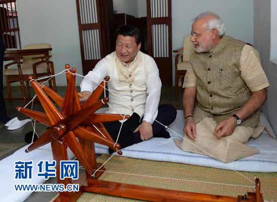 9月17日，國家主席習(xí)近平在印度古吉拉特邦進(jìn)行訪問。印度總理莫迪全程陪同。這是習(xí)近平在參觀甘地故居時，親自搖動甘地曾經(jīng)使用過的紡車。新華社記者 馬占成 攝