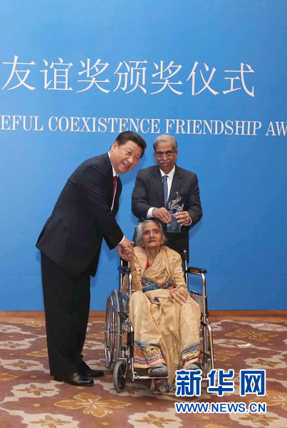 9月19日，國家主席習(xí)近平在新德里會見印度友好人士、友好團(tuán)體代表，并頒發(fā)和平共處五項原則友誼獎，表彰他們長期致力于中印友好事業(yè)。新華社記者龐興雷攝 