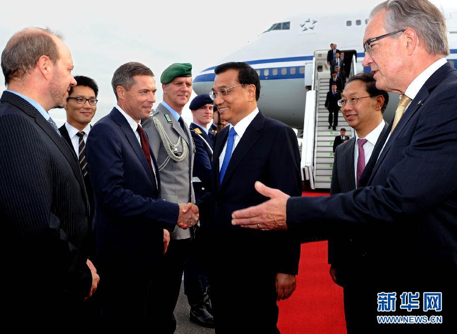 10月9日，國務院總理李克強抵達柏林開始對德國進行正式訪問。德國政府高級官員到機場迎接。 新華社記者 饒愛民 攝