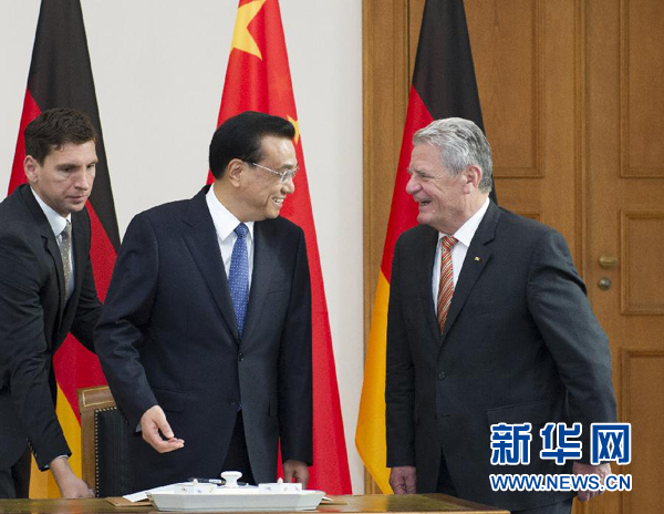 10月10日，國(guó)務(wù)院總理李克強(qiáng)在柏林會(huì)見德國(guó)總統(tǒng)高克。這是李克強(qiáng)總理與高克總統(tǒng)親切交談。 新華社記者 王曄 攝 