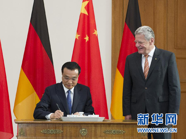 10月10日，國務院總理李克強在柏林會見德國總統(tǒng)高克。這是李克強總理在高克總統(tǒng)的陪同下在貴賓簿上簽字。 新華社記者 王曄 攝 