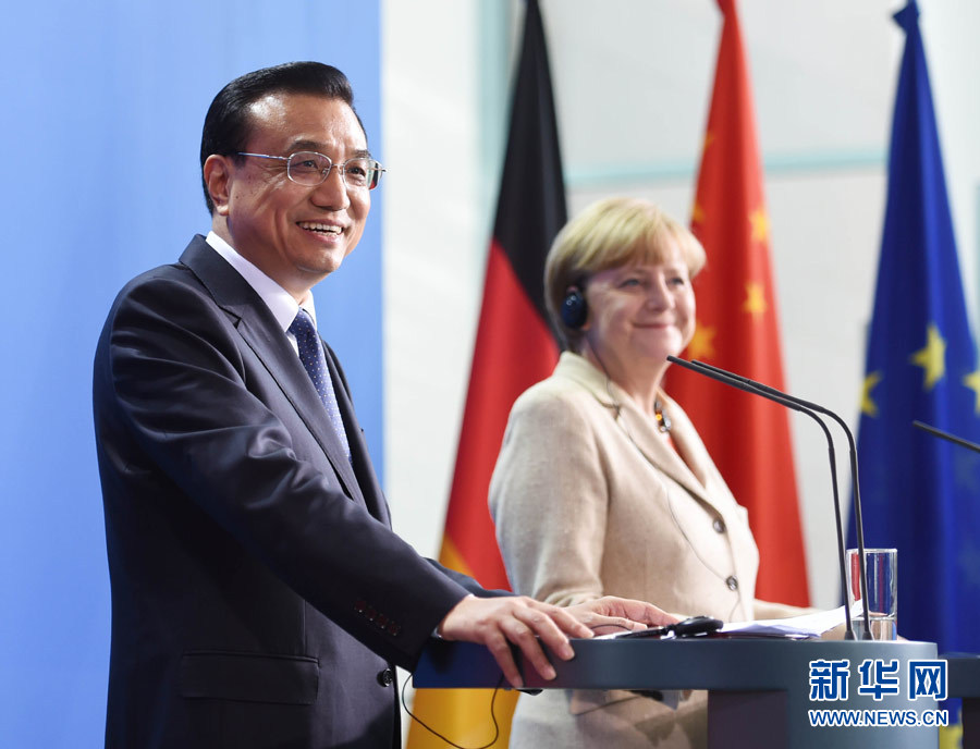 10月10日，國務院總理李克強在柏林與德國總理默克爾圓滿結束第三輪中德政府磋商后共同會見記者。 新華社記者 李學仁 攝 