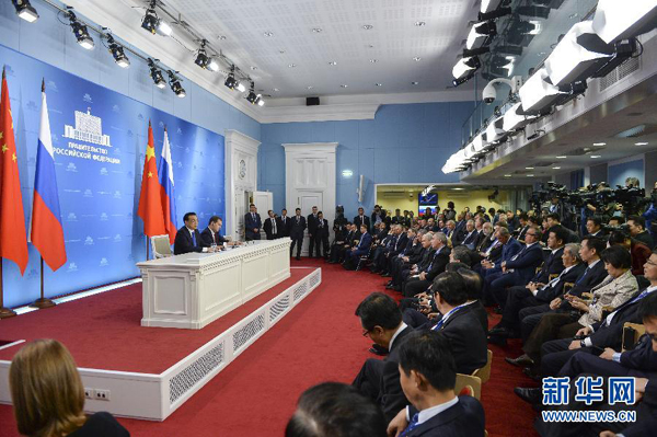 10月13日，國務(wù)院總理李克強在莫斯科與俄羅斯總理梅德韋杰夫圓滿結(jié)束中俄總理第十九次定期會晤后共同會見記者。 新華社記者李學(xué)仁攝