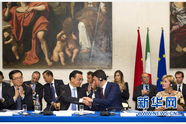 10月14日，中國國務(wù)院總理李克強(qiáng)在羅馬巴爾貝里尼宮與意大利總理倫齊共同會(huì)見中意企業(yè)家委員會(huì)委員及企業(yè)家代表并致辭。 新華社記者謝環(huán)馳 攝 