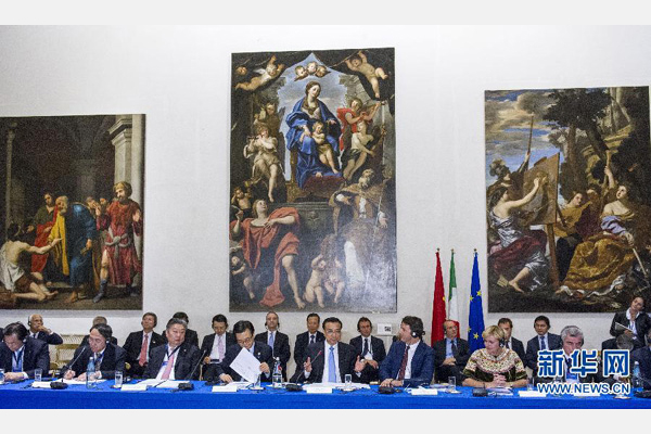 10月14日，中國國務(wù)院總理李克強(qiáng)在羅馬巴爾貝里尼宮與意大利總理倫齊共同會(huì)見中意企業(yè)家委員會(huì)委員及企業(yè)家代表并致辭。 新華社記者 王曄攝 