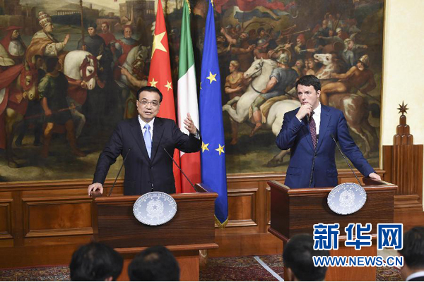 10月14日，國務(wù)院總理李克強(qiáng)在羅馬與意大利總理倫齊舉行會談后共同會見記者。 新華社記者 李學(xué)仁 攝