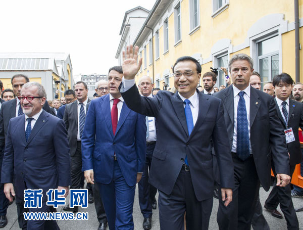 10月16日，中國國務(wù)院總理李克強(qiáng)在米蘭與意大利總理倫齊共同出席第五屆中意創(chuàng)新合作周大會(huì)并致辭。這是李克強(qiáng)抵達(dá)位于米蘭理工大學(xué)的會(huì)場。新華社記者王曄攝