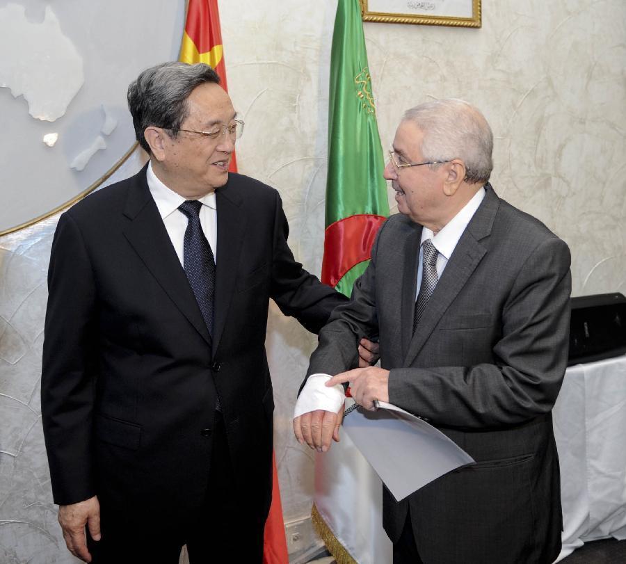 11月1日，正在阿爾及利亞進(jìn)行正式友好訪問的全國政協(xié)主席俞正聲在阿爾及爾與阿民族院議長本&middot;薩拉赫舉行會談。這是俞正聲親切詢問本&middot;薩拉赫的手傷情況。新華社記者 張鐸 攝 