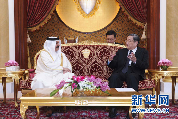 11月6日，正在巴林進(jìn)行正式友好訪問的全國政協(xié)主席俞正聲在麥納麥會見巴林國王哈馬德。 新華社記者 張鐸 攝