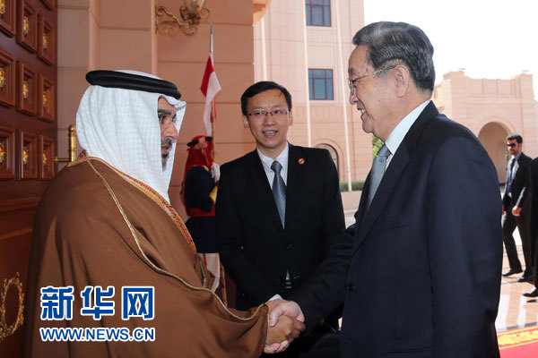 11月6日，正在巴林進(jìn)行正式友好訪問的全國政協(xié)主席俞正聲在麥納麥會見巴林王儲薩勒曼。 新華社記者劉衛(wèi)兵攝