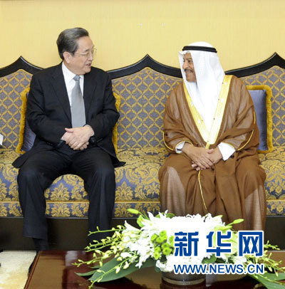 11月6日，正在巴林進(jìn)行正式友好訪問的全國政協(xié)主席俞正聲在麥納麥與巴林協(xié)商會議主席阿里舉行會談。 新華社記者 張鐸 攝