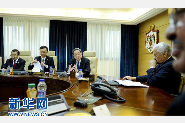 11月9日，正在約旦進(jìn)行正式友好訪問的全國政協(xié)主席俞正聲在安曼會見約旦首相恩蘇爾。 新華社記者 張鐸 攝 